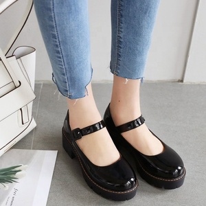 รองเท้าแฟชั่นผู้หญิงแบบสวม หุ้มข้อต่ำ หนังแก้วสะท้อนแสง หัวกลม เหมาะสำหรับใส่ในชีวิตประจำวันและเดท - Product Image 4