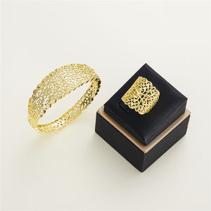 2022 मार्च उच्च गुणवत्ता वाले सोने की शादी के गहनों के लिए सरल खोखले कंगन और छल्ले लगाए - Product Image 1