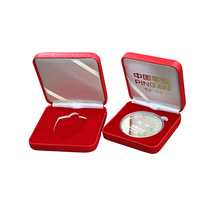 Boîte de rangement pour badges en cuir PU de luxe sur mesure avec charnière à ressort, étui de présentation pour pièces commémoratives, cadeaux, boîte carrée rouge
