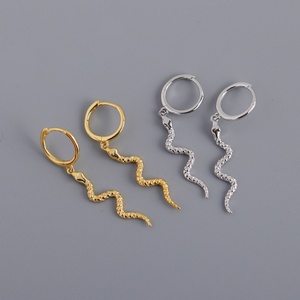 Boucles d'oreilles créoles serpent en or avec diamants, bijoux fantaisie mignons et élégants - Product Image 3