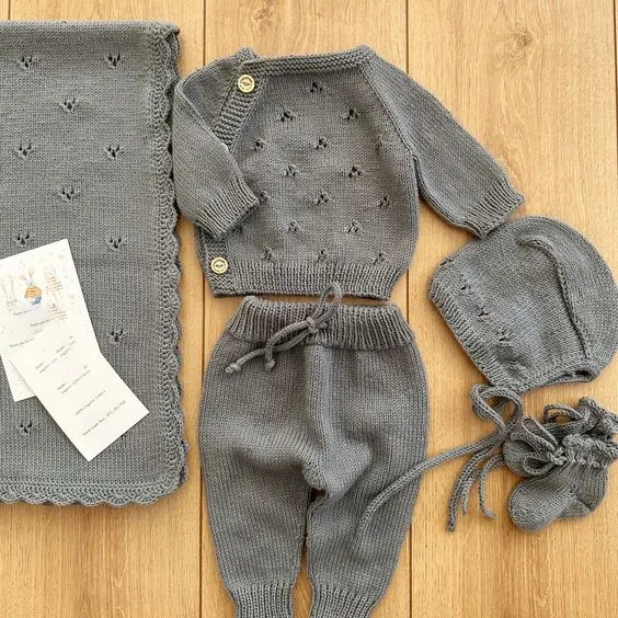 2024 neuer Stil individuell 100% Bio-Baumwolle 5-teilig Strampler Pullover Beanie Decke Baby-Strikot-Bekleidungs-Set