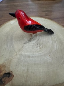 Figura de pájaro rojo de vidrio soplado a mano, adorno decorativo con temática animal, hecho de vidrio con alas y cola negras. - Product Image 3