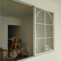 Diseño Moderno de Tres Vías: Ventanas Corredizas con Marco de Aluminio y Vidrio de Doble Panel de Color Resistente a Huracanes.