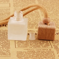 Nouvelle bouteille de parfum de voiture ronde vide suspendue de 8 ml, en verre dépoli, diffuseur de parfum de voiture de luxe carré avec logo personnalisé