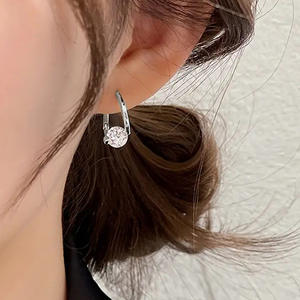 Pendientes de Aro Dorados Davie con Diamantes Redondos de Corte Brillante en Engaste de Garra, Joyería Fina Clásica para Mujer - Product Image 6