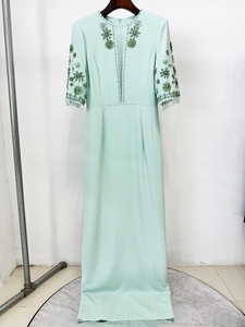 A10732 Migugarment Elegante Abito da Festa per Signore con Strass Luccicanti, Ricamo Floreale, Mezza Manica e Spacco Alto, Vestito Lungo - Product Image 4