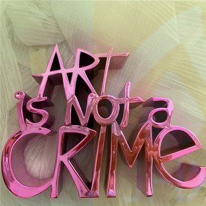 Arte su ordinazione della resina della vecchia lettera inglese cromata 3D del produttore professionale non è un modello del <span class=keywords><strong>crimine</strong></span> - Product Image 4