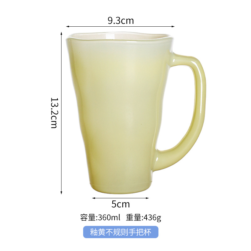 Taza de mano de forma irregular con esmalte amarillo.