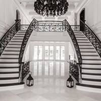 Escalier en colimaçon moderne en acier forgé sur mesure pour villa intérieure, avec marches ouvertes en bois de chêne courbé et garde-corps en verre, pour hôtels et appartements
