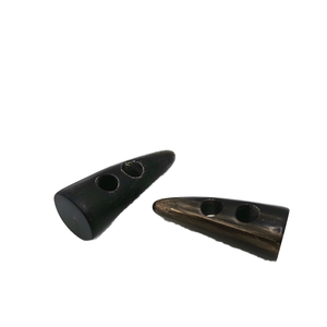 Bouton 2 trous en corne naturelle lavable et poli, style rétro tendance, avec perles, pour manteau ou pull - Product Image 1