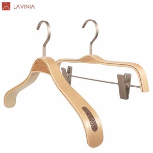 Appendiabiti in Legno <span class=keywords><strong>Lavinia</strong></span> per Uomo con Spalle Larghe Antiscivolo Multifunzione per Abiti con Larghezza delle Spalle e Ganci Personalizzabili - Product Image 2