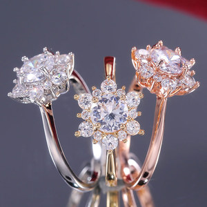 Anello floreale minimalista per donna, design con pietre trasparenti intarsiate, gioielli eleganti e alla moda - Product Image 3