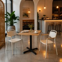 Table de bistrot carrée commerciale USA Formica, plateau HPL bicolore finition bois flotté avec base en piédestal noir, facile à nettoyer pour restaurant