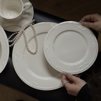 Service de vaisselle en céramique blanche émaillée avec motif en dentelle embossée de style baroque européen, ensemble d'assiettes pour dîner, service de vaisselle pour mariage