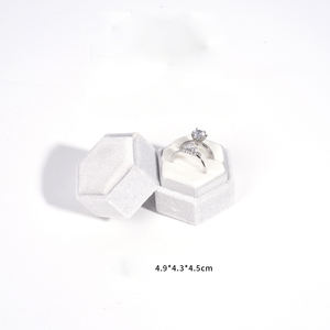 Boîte à bijoux hexagonale en velours haut de gamme pour deux bagues, personnalisable avec logo, idéale pour les fêtes, rangement et emballage de bijoux - Product Image 1