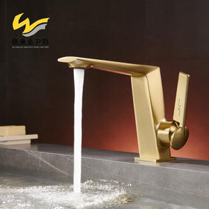 Robinet de lavabo tout en cuivre pour projet hôtelier, finition or brossé, mitigeur eau chaude et froide, unité unique, avec noyau de valve à activation par levée - Product Image 1