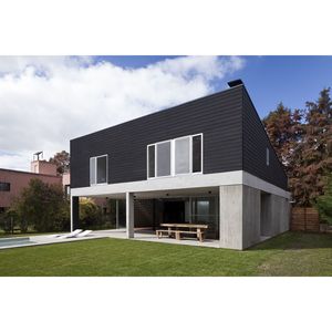 Villa moderne à ossature légère en acier, design extérieur avec base en béton et revêtement noir pour usage résidentiel - Product Image 1