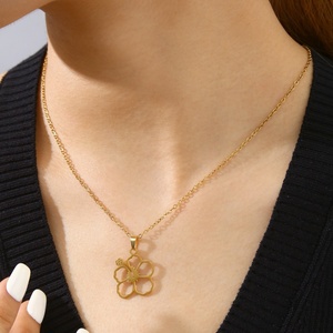 Collar con Colgante de Flor de Hibisco Hawaiano de Guam, Chapado en Oro de 18k, Acero Inoxidable, Joyería de Moda - Product Image 3