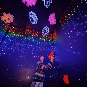 Jeux interactifs immersifs de tir en équipe multijoueur avec projection murale et plafond pour le développement d'équipe et la défisement en compétition - Product Image 1