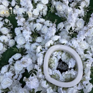 พวงดอกไม้ประดิษฐ์สีขาวจากผ้าไหมเทียม สำหรับตกแต่งฉากหลังงานรับปริญญา งานอีสเตอร์ งานแต่งงาน หรืองานอีเว้นท์ต่างๆ  พร้อมพวงดอกไม้ประดับตกแต่งที่ให้สัมผัสเหมือนจริง - Product Image 2