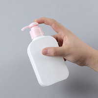 Bouteilles carrées vides en HDPE de 400 ml avec pompe à pression pour crème et lotion pour le visage, avec estampage doré et impression sérigraphique
