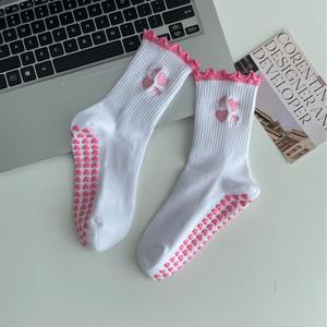 Chaussettes de Pilates antidérapantes pour femmes, chaussettes de yoga <span class=keywords><strong>à</strong></span> volants, chaussettes mi-hautes avec motif brodé et grip, cadeau idéal pour le travail et la danse - Product Image 3
