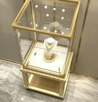 Vitrine de présentation de bijoux de luxe en bois naturel et cadre doré avec éclairage LED, vitrine autoportante en verre, dimensions personnalisables, finition sur mesure