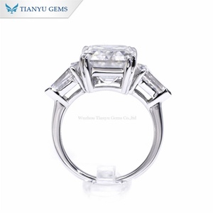 Tianyu Gems Anillo de compromiso de oro blanco de tres piedras de moissanita con forma de cometa personalizada - Product Image 2