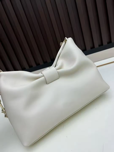 Bolso de piel de vacuno de primera calidad, suave, con forma de nube, en color blanco leche, con cadena, de moda, de alta calidad, tipo bandolera para mujer. - Product Image 3