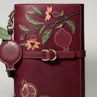 Pochette de luxe rectangulaire de créateur, style rétro, rouge foncé vif, avec logo personnalisé, fermeture à sangle frontale, type couverture de livre