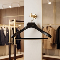 Cintres en bois de luxe de haute qualité avec logo personnalisé pour armoire, hôtel et boutique de vêtements pour hommes