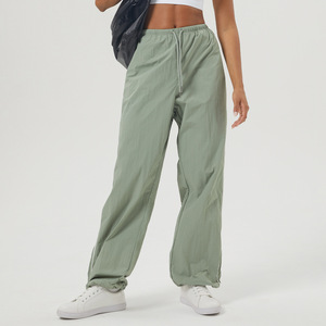 Pantalon de sport ample et léger en tissu 100% nylon tissé, séchage rapide, pour femmes, logo personnalisé, cordon de serrage, pantalon de sport décontracté uni - Product Image 3