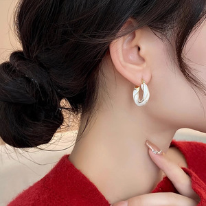 Orecchini a Cerchio con Smalto Glitterato e Texture per Donne, Gioielli Eleganti e Delicati alla Moda - Product Image 5