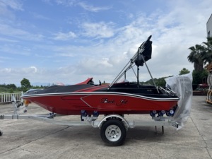 Mini yacht de 4,6 m de longueur avec moteur hors-bord, homologué CE, 4 places, jet ski, mini bateau de pêche, couleur <span class=keywords><strong>noir</strong></span> et rouge, bateau à vagues, rivière, océan - Product Image 4