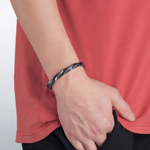 Pulsera abierta de acero de titanio para hombre, estilo retro europeo americano, diseño de herradura de caballo de guerra, forma de Möbius - Product Image 2