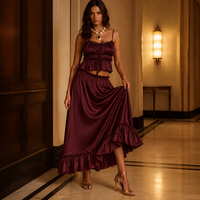 Ensemble deux pièces en satin bordeaux pour femme, haut court à volants smockés et jupe longue assortie, tenue de soirée formelle