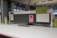 Écran de séparation de bureau en métal convertible et extensible contemporain, écologique, pour postes de travail et espaces de bureau à usage commercial