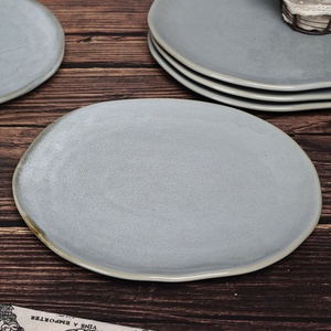 Assiette en céramique irrégulière <span class=keywords><strong>gris</strong></span> clair moucheté, style vintage et luxe discret, durable et compatible <span class=keywords><strong>micro</strong></span>-ondes, idéale pour steak, salade et service en restaurant - Product Image 4