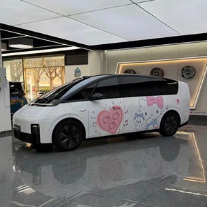 ฟิล์มเปลี่ยนสีลายการ์ตูนเฮลโลคิตตี้ KMS สำหรับหุ้มรถยนต์ทั้งคัน สามารถปรับแต่งแบบดีไซน์ได้ตามภาพที่ให้มา - Product Image 1