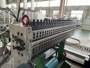 Machine <span class=keywords><strong>de</strong></span> fabrication <span class=keywords><strong>de</strong></span> boîtes en <span class=keywords><strong>polycarbonate</strong></span> alvéolaire PP, extrusion entièrement automatique <span class=keywords><strong>pour</strong></span> plaques <span class=keywords><strong>de</strong></span> haute productivité à usage industriel - Product Image 3