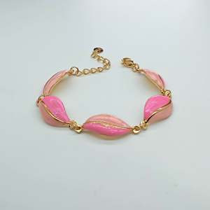 Pulsera de Moda con Diseño de Hoja Rosa, Chapada en Oro, Acero Inoxidable 316L, Sostenible y Resistente, Joyería con Patrón Vegetal - Product Image 1