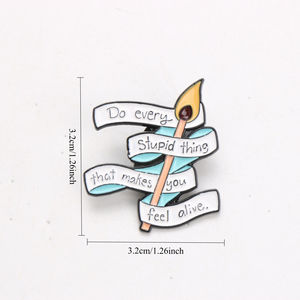 Citazione personalizzata: 'Fai <span class=keywords><strong>ogni</strong></span> <span class=keywords><strong>cosa</strong></span> stupida che ti fa sentire vivo.' Spilla in Metallo Smaltato con Design a Fiammifero - Product Image 4