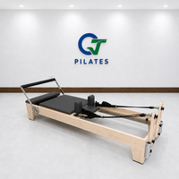 Reformer Pilates Kayu Maple Abu-abu Tua dengan Rel Tetap untuk Latihan Intensitas Tinggi dan Fasilitas Gym Hotel Mewah