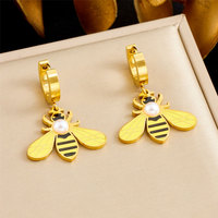 Vente en gros de boucles d'oreilles pendantes en forme d'abeille de haute qualité en acier inoxydable 316L plaqué or 14k 18k avec perles pour femmes