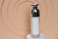 Flacon de pompe airless en plastique AS givré de couleur avec logo personnalisé rond. Bouteille pompe airless