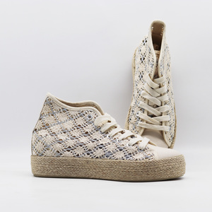 Espadrilles montantes en dentelle crochetée à effet métallique scintillant avec semelle plateforme en jute tressée et détails argentés, style bohème respirant pour femme - Product Image 1