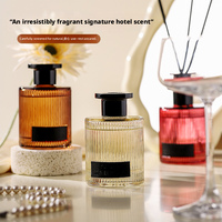 Diffuseur de parfum en verre côtelé 135 ml en gros avec bâtonnets en rotin, huile parfumée végétale longue durée pour hôtel et maison, boîte personnalisée avec étiquette