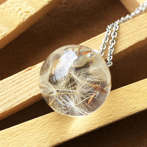 Collana con Ciondolo da Donna in Resina Epossidica Ecologica con Semi di Dente di Leone Gioiello Ispirato ai Fiori con Funzione Portafortuna Idea Regalo per Ragazze - Product Image 1