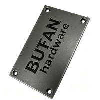 Plaque de nom personnalisée en acier inoxydable brossé avec logo en relief, étiquettes métalliques pour emballage de boîtes en bois de luxe avec trous de fixation