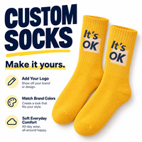 Chaussettes courtes jaunes vives personnalisées, motif carré avec texte court en jacquard, texte et couleur personnalisés